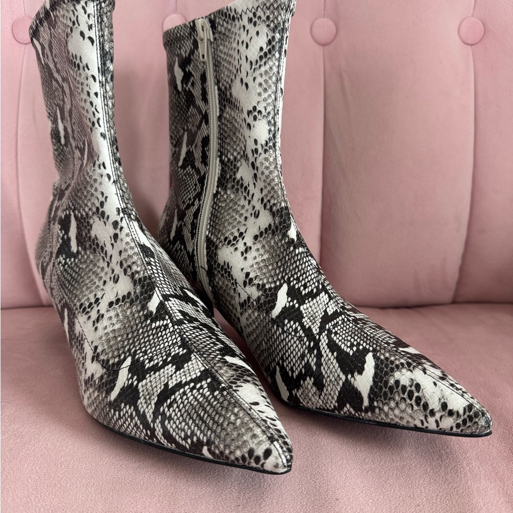 Abound Black and White Ankle Booties with Kitten Heel Snakeskin Print SZ 8